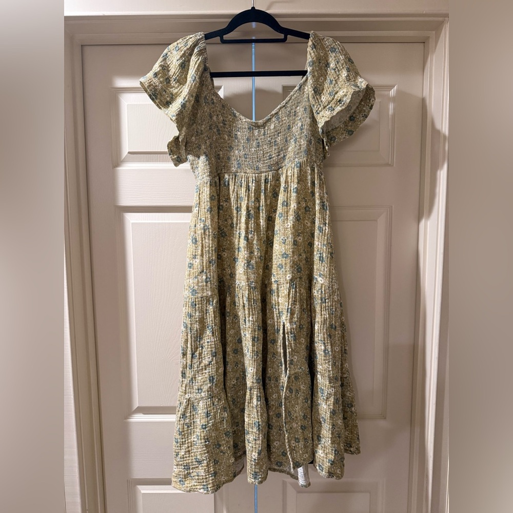 Chic Floral Smocked Dress VEUC